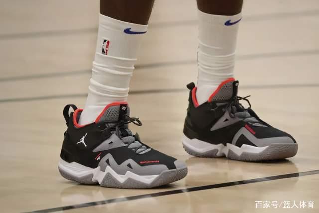 赵继伟13+7辽宁险胜天津 浙江6人上双胜上海